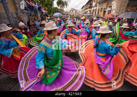 Juni 17, 2017 Pujili, Ecuador: indigene Frauen in brigthly Farbige clothng auf der Straße in Corpus Christi Parade Stockfoto