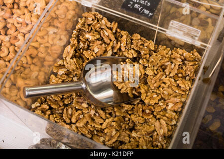 Detailansicht auf ohne Schale Walnüsse Verkauf nach Gewicht in Lebensmitteln lagern Stockfoto