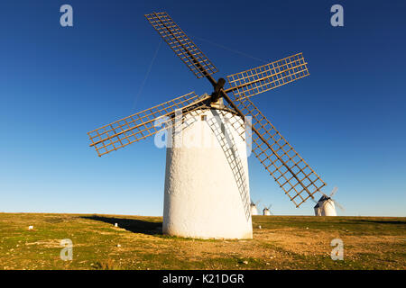 Gruppe von Windmühlen im sonnigen Tag Zeit. Alcázar de San Juan, La Mancha Stockfoto