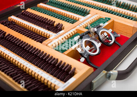 Satz von Linsen für Patienten, die in Optiker Büro Stockfoto