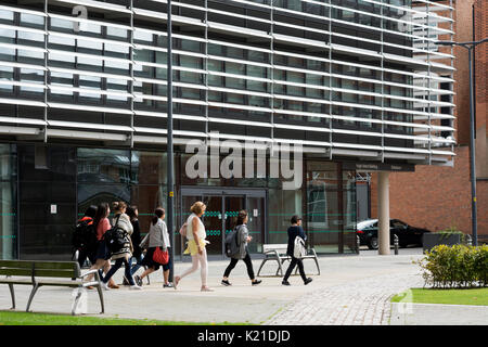 Student zu Fuß durch die Hugh Aston Gebäude, von der Newarke, De Montfort University, Leicester, UK gesehen Stockfoto