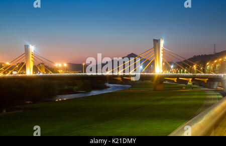 Blick auf die Brücke von kann Peixauet in Santa Coloma de Gramenet über Besos. Barcelona Stockfoto