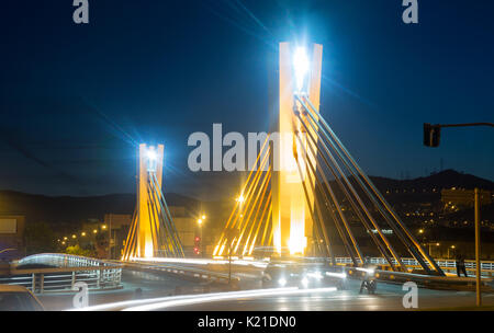 Brücke von kann Peixauet in Santa Coloma de Gramenet über Besos. Barcelona, Spanien Stockfoto