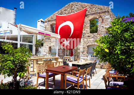 Restaurant mit roten Türkische Flagge in der Nähe von griechischen Ruinen in Bodrum, Türkei Stockfoto