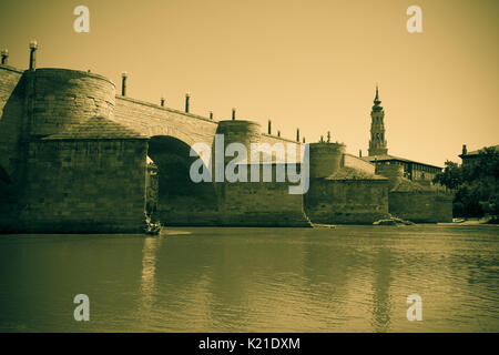 Puente de Piedra in Saragossa. Aragon. Nachahmung der alten Bild Stockfoto