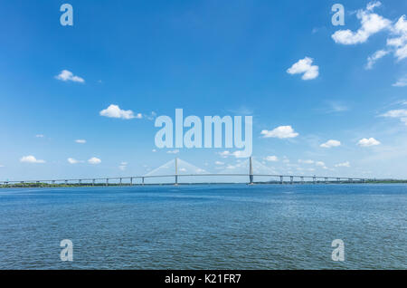 Blick auf den Arthur Ravenel Jr. Bridge über Cooper River in Charleston, South Carolina, USA Stockfoto