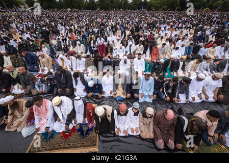 Kleine Heide Park, Birmingham, Großbritannien. 25. Juli, 2017. Im Bild: Tausende Muslime beteiligen sie sich im Gebet. /Europas größte Eid Feier wird gehalten Stockfoto