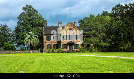 Ein Blick auf die Middleton Place Plantation in Charleston, South Carolina, USA. Das Gebäude ist das Haus Museum, 1755 erbaut als ein Gentlemen's gu Stockfoto