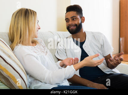 Portrait von glücklichen Ehegatten scherzen und lächelnd im Innenbereich Stockfoto