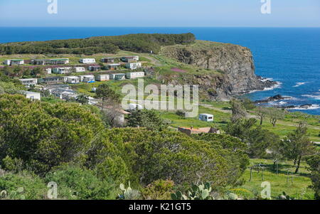 Küstenlandschaft ein Campingplatz mit Wohnwagen und Mobilheime auf einem felsigen Ufer des Mittelmeers, Pyrenees Orientales, im Süden von Frankreich, Roussillon Stockfoto