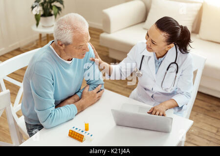 Gut gelaunt freundlich Arzt beruhigend ihre Patienten Stockfoto