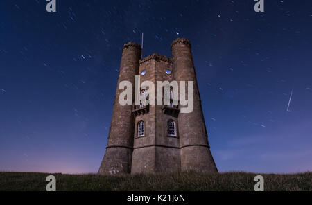 Broadway Tower, Broadway, Worcestershire, Großbritannien. 12. August 2017. Die jährlichen Perseid meteor Dusche geht durch die Nacht Himmel über Broadway Tower. Th Stockfoto