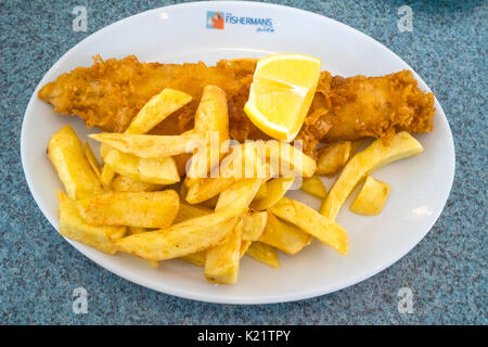 Ausgezeichnetes kleines Schellfisch und Chips mit Zitrone des Fischers Frau Cafe in Whitby Stockfoto
