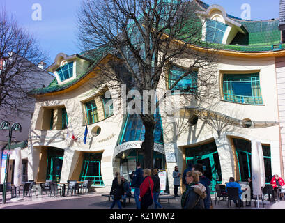 Krzywy Domek ("Crooked little house' in Polnisch) ist ein sonderbares Gebäude und ist Teil der Rezydent Shopping Center. Stockfoto