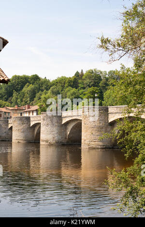 13. Jahrhundert steinerne Brücke über den Fluss Vienne, Saint-Junien, Nouvelle-Aquitaine, Frankreich, Europa Stockfoto