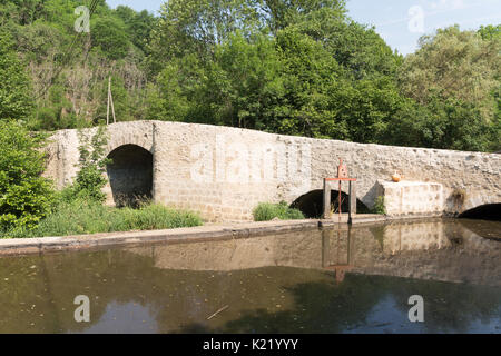 12. jahrhundert Stichbogen Steinbrücke über den Fluss Graine, Rochechouart, Nouvelle-Aquitaine, Frankreich, Europa Stockfoto