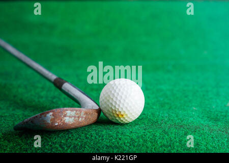 Alte Golfkarre und Rost auf Gras. Stockfoto