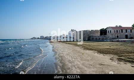 Larnaca's Finikoudes Strand Blick nach Süden im frühen Frühjahr, Zypern Stockfoto