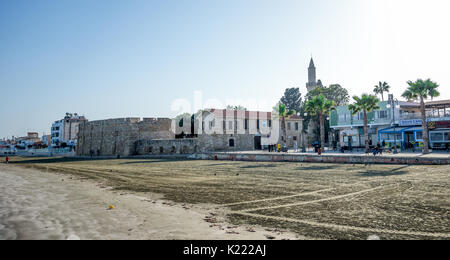 Larnaca's Finikoudes Beach View mit historischen mittelalterlichen Festung, Zypern Stockfoto