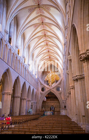 Ungewöhnliche Interieur von Wells Cathedral mit einzigartigen scissor Arch im Kirchenschiff mit hohen gewölbten Decke, in Somerset, England Stockfoto