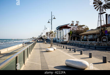 Larnaca Damm mit Blick aufs Meer - Cafés und Restaurants, Zypern Stockfoto