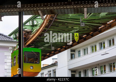 Die Wuppertaler Schwebebahn ist eine Hochbahn für den öffentlichen Personenverkehr. Stockfoto