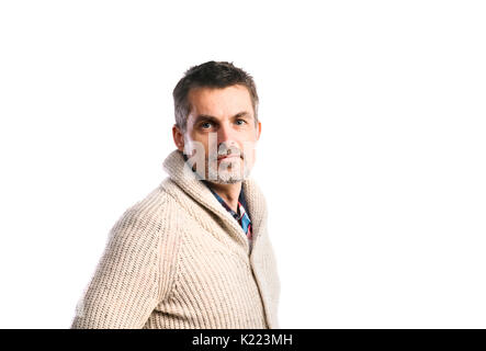Reifen Sie Hipster Mann in Beige Pullover. Studioaufnahme, isoliert. Stockfoto