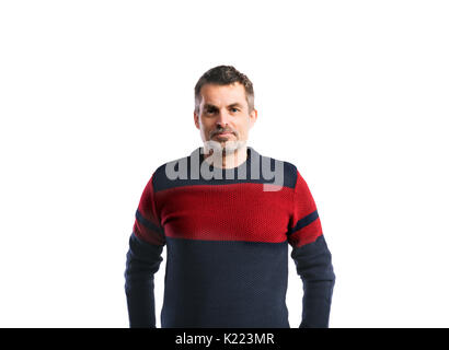 Reifen Sie Hipster Mann in wollene Pullover. Studioaufnahme, isoliert. Stockfoto