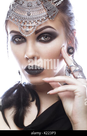 Schöne Mädchen im Stil der schwarzen Königin. Bild für eine Halloween. Fotos im Studio Stockfoto