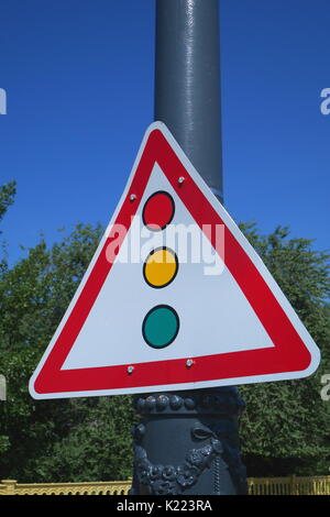 Schild Warnung vor der Ampel, die Margareteninsel, Budapest, Ungarn Stockfoto