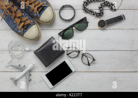 Overhead für das unverzichtbare Zubehör für Reisen Konzept Hintergrund. Verschiedene Elemente auf moderne, schlichte weiße Holz Büro Schreibtisch. Mix verschiedene fo vorbereiten Stockfoto