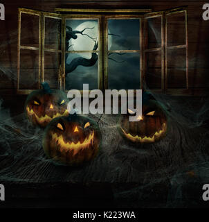 Halloween Design - Abgebrochene Kürbisse. Urlaub Horror Hintergrund mit Kürbissen, Spinnweben, und Vollmond mit gruseligen Baum Stockfoto