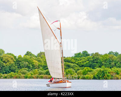 Wroxham, Norfolk - 21. August 2017: Eine der letzten Norfolk wherry Yachten mit dem Namen "White Moth" Segel in Richtung der Kamera über die welligen Gewässern des Wr Stockfoto