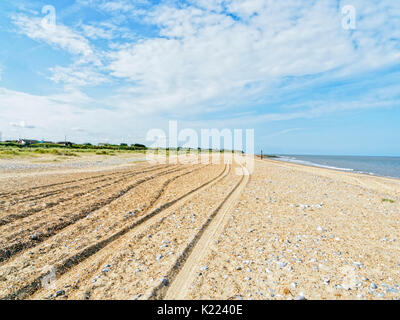 Auf einem leeren Strand bei Caister-on-Sea in Norfolk, England, einer Gruppe von tiefen Spuren führen in die Ferne. Stockfoto