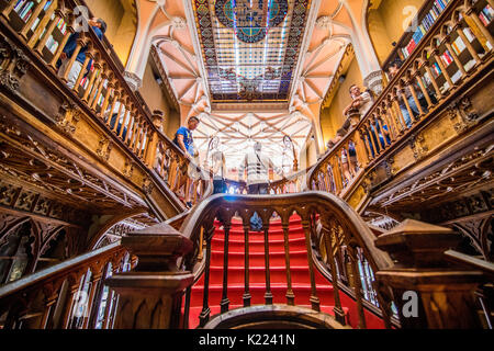Hohe Betrachtungswinkel der Treppen in der Buchhandlung Livraria Lello Stockfoto