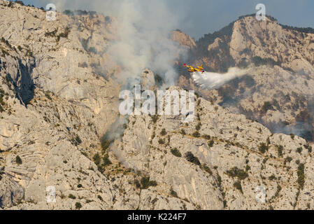 Promajna, Biokovo, Kroatien, 24. August 2017 - die Brandbekämpfung auf dem Biokovo von Canadair CL-415 Wasser Bomber amphibischen Flugzeug in der Nähe der populärsten touristischen Bestimmungen Stockfoto