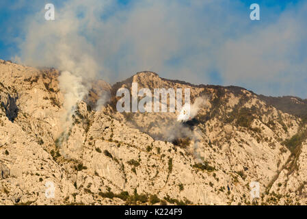 Promajna, Biokovo, Kroatien, 24. August 2017 - die Brandbekämpfung auf dem Biokovo von Canadair CL-415 Wasser Bomber amphibischen Flugzeug in der Nähe der populärsten touristischen Bestimmungen Stockfoto