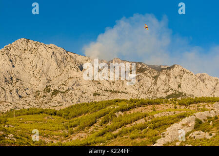 Promajna, Biokovo, Kroatien, 24. August 2017 - die Brandbekämpfung auf dem Biokovo durch zwei Canadair CL-415 Wasser Bomber amphibischen Flugzeug in der Nähe der populärsten touristischen d Stockfoto