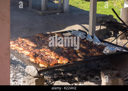 Welt berühmten Boston Bay jerk chicken Kochen in der Grill in Boston Bay an der Ostküste von Jamaika am 30. Dezember 2013. Stockfoto