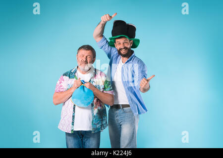 Die zwei Fußballfans auf blau Stockfoto