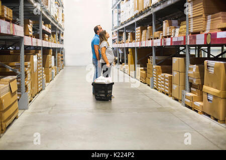 Junge schwangere Paare im Baumarkt. Reparatur, Bau, Renovierung und Home Konzept Stockfoto