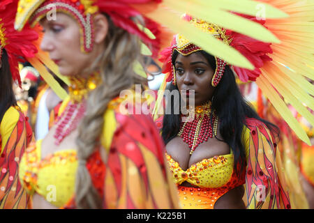 Tänzer aus dem Paraiso Schule von Samba Beobachten des eigenen Schweigeminute zum Gedenken an die Opfer der Grenfell Turm Brand während der zweite und letzte Tag der Notting Hill Carnival in London. Stockfoto