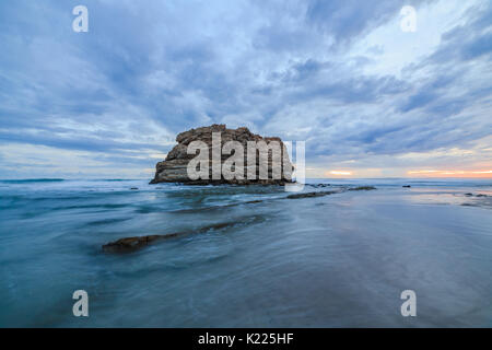 Großer Stein Strand Sonnenuntergang Langzeitbelichtung Stockfoto