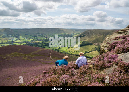 Reifes Paar sat genießen Sie den Blick über das Tal von Edale Klingelton Roger im Sommer. Kinder Scout, Peak District, Derbyshire, England. Stockfoto