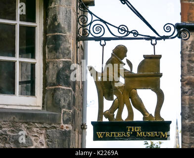 Gold Zeichen der Verfasser an Schreibtisch, Writer's Museum, Makar's Court, Lawnmarket, Edinburgh, feiert das Leben der Schottischen Autoren RLS, Robert Burns, und Scott Stockfoto