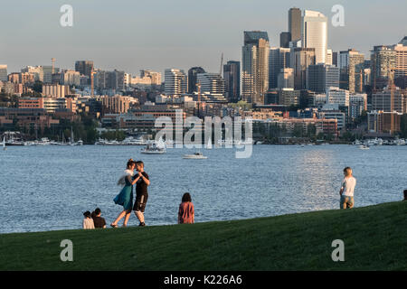 Paar tanzen in Gas Park, Lake Union, Seattle, Washington, USA Stockfoto