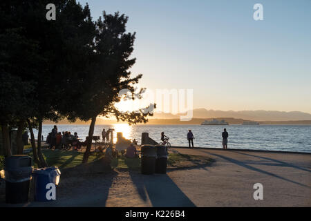 Blick auf die Puget Sound und Olympc Berge von alki Beach, Seattle, Washington, USA Stockfoto