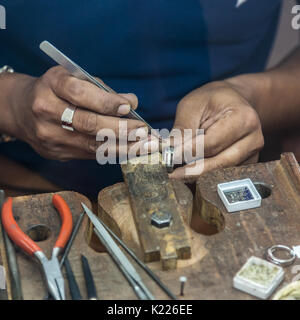 Juwelier, die Herstellung von handgefertigten Schmuck auf Vintage Werkbank. Stockfoto