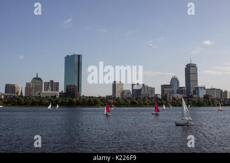 Boston Skyline mit Segelbooten in der Charles River - John Hancock und aufsichtsrechtliche Gebäude Stockfoto