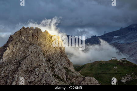 Sellagruppe und Sas de Pordoi, Dolomiten, Luftbild, hohe Berge, Trentino, Italien Stockfoto